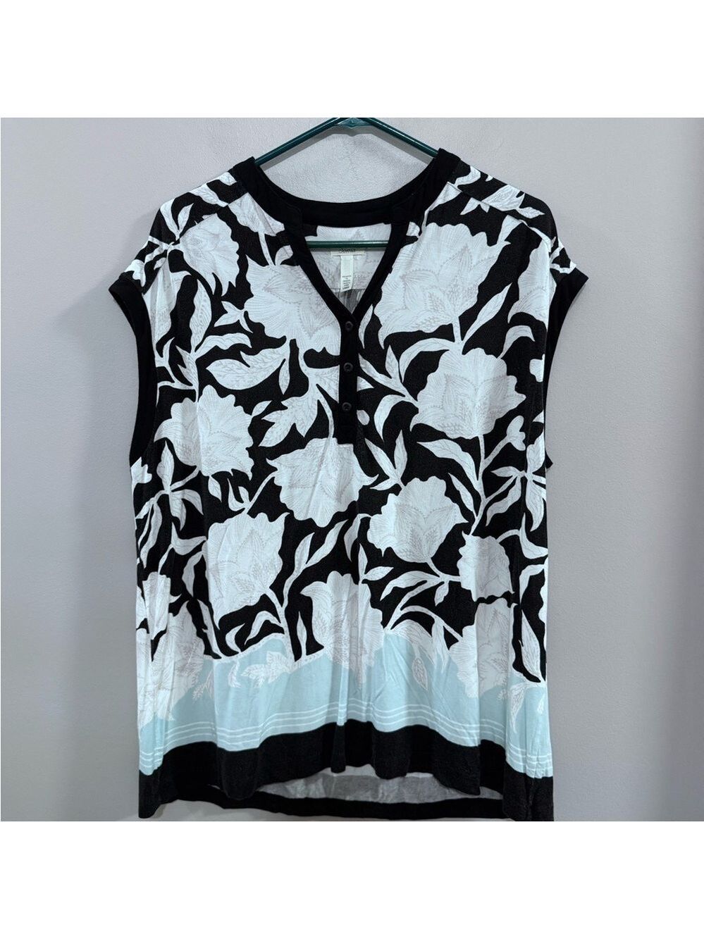 Women's Soma Black and White Sleeveless Floral V-neck Blouse. Size L